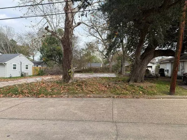 909 Montrose St, Port Neches, TX 77651