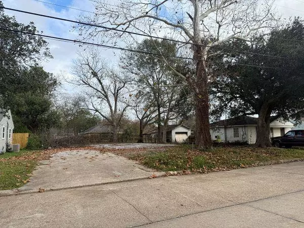 909 Montrose St, Port Neches, TX 77651