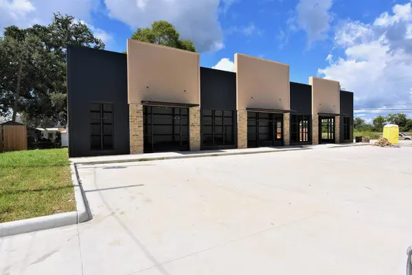 1211 N Twin City Hwy, Nederland, TX 77627