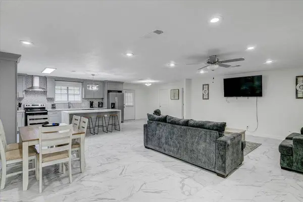 4595 Eaves Rd, Vidor, TX 77662