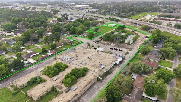 5500 39th St, Groves, TX 77619