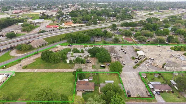 5500 39th St, Groves, TX 77619