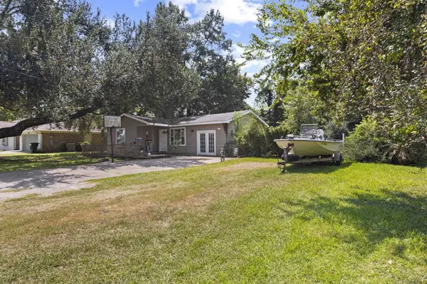 315 N 3rd St, Nederland, TX 77627