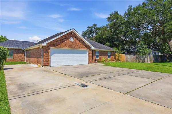 1010 14th St, Nederland, TX 77627