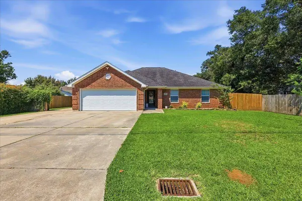 1010 14th St, Nederland, TX 77627