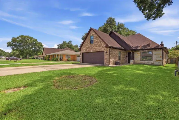 616 S 7th St, Nederland, TX 77627