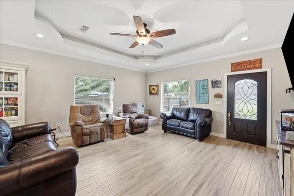 616 S 7th St, Nederland, TX 77627
