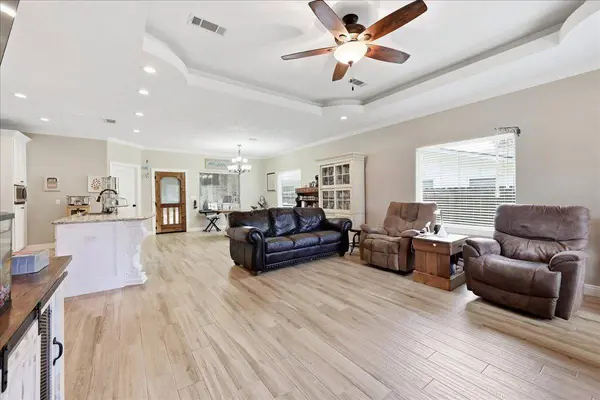 616 S 7th St, Nederland, TX 77627