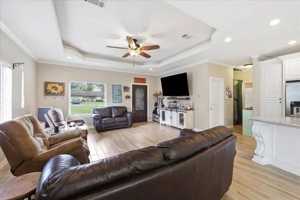 616 S 7th St, Nederland, TX 77627