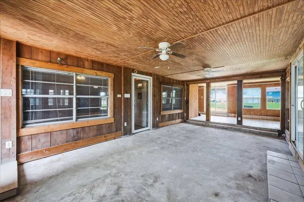 6743 Rainbow Ln, Port Arthur, TX 77642