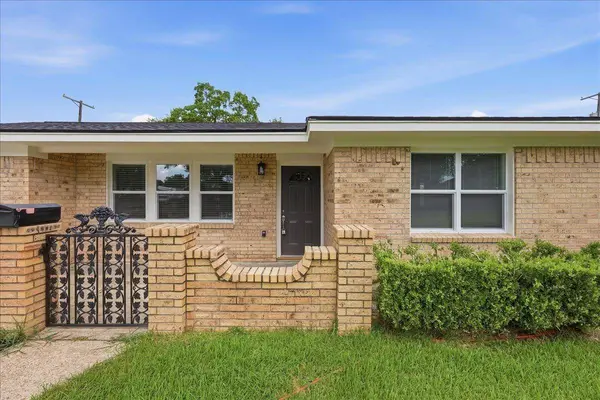 1716 Avenue E, Nederland, TX 77627