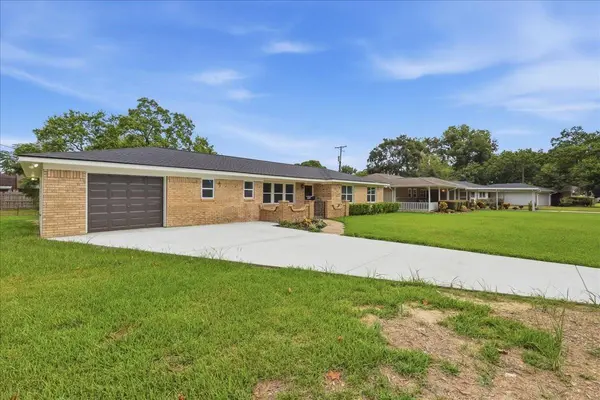 1716 Avenue E, Nederland, TX 77627