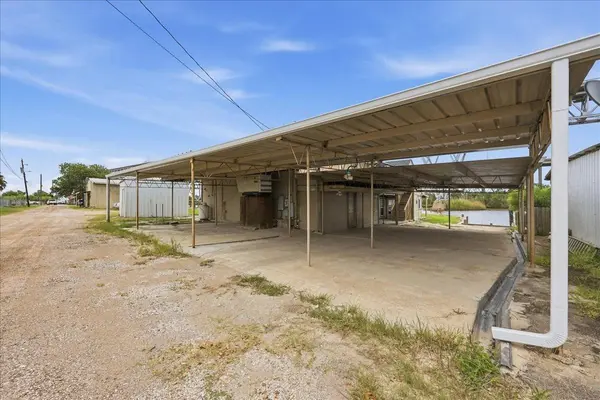 6743 Rainbow LN, Port Arthur, TX 77642