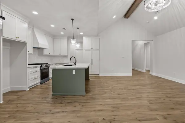 2777 Poydras CT, Nederland, TX 77627