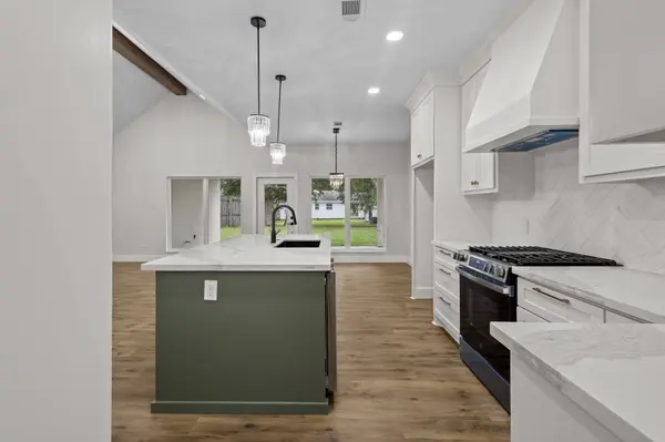 2777 Poydras CT, Nederland, TX 77627