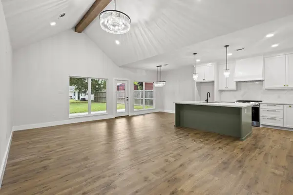 2777 Poydras CT, Nederland, TX 77627