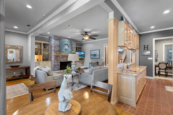 1429 Graham LN, Port Neches, TX 77651