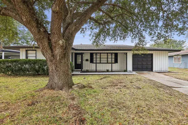 855 Carolina, Bridge City, TX 77611