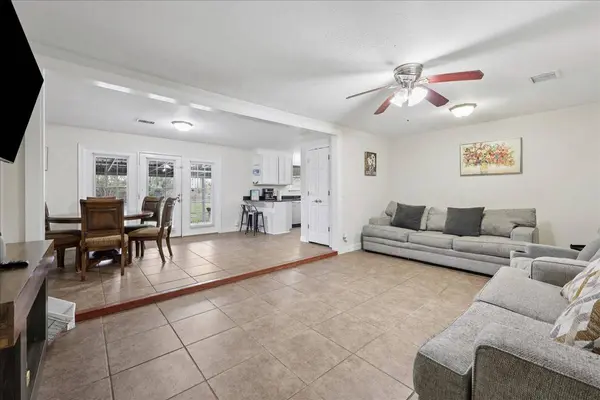 855 Carolina, Bridge City, TX 77611