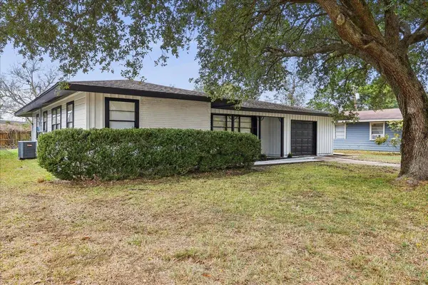 855 Carolina, Bridge City, TX 77611