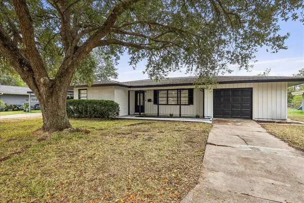 855 Carolina, Bridge City, TX 77611