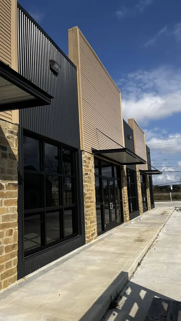 1211 N Twin City Hwy, Nederland, TX 77627