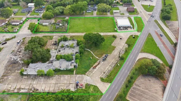 5500 39th St, Groves, TX 77619