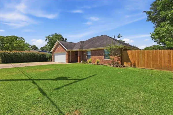 1010 14th St, Nederland, TX 77627