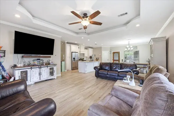 616 S 7th St, Nederland, TX 77627