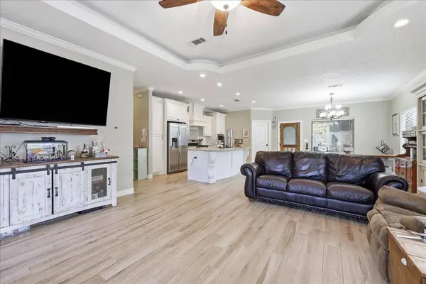 616 S 7th St, Nederland, TX 77627