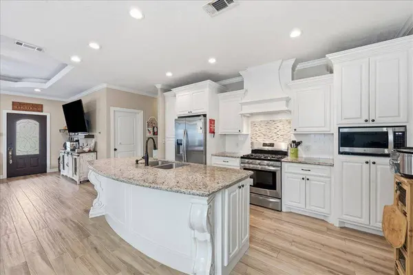 616 S 7th St, Nederland, TX 77627