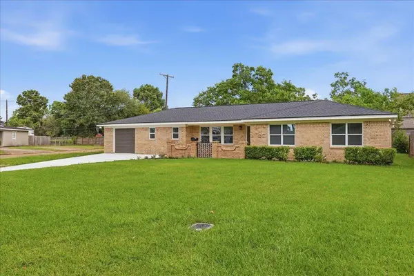 1716 Avenue E, Nederland, TX 77627