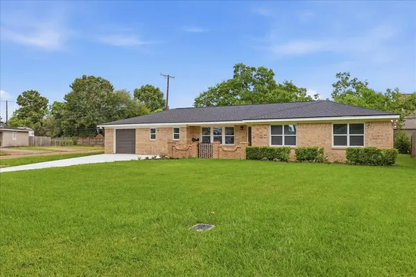 1716 Avenue E, Nederland, TX 77627