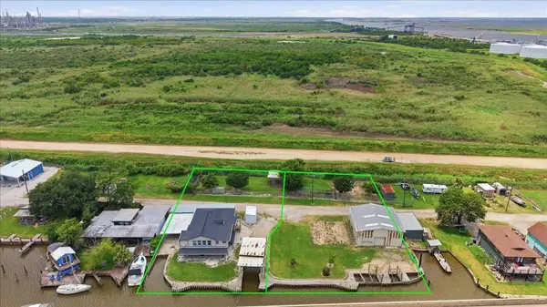 6743 Rainbow LN, Port Arthur, TX 77642