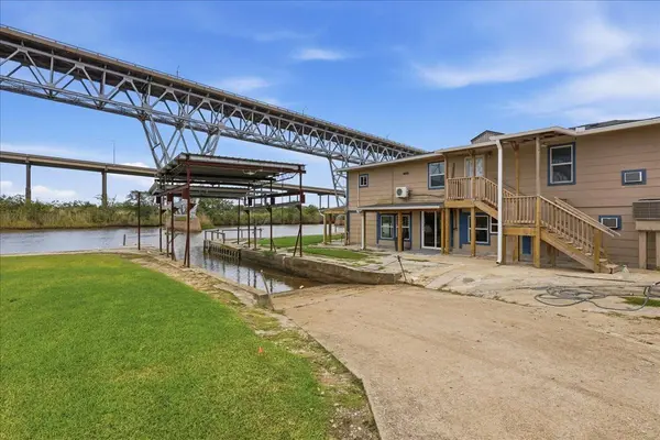 6743 Rainbow LN, Port Arthur, TX 77642