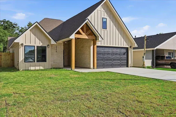 2214 Armstrong Ave, Port Neches, TX 77651