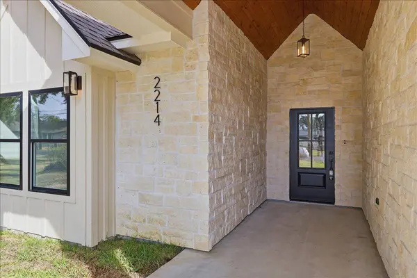 2214 Armstrong Ave, Port Neches, TX 77651