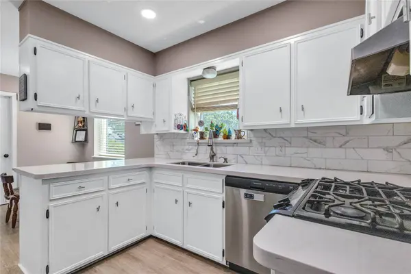 502 Melissa Ct, Port Neches, TX 77651