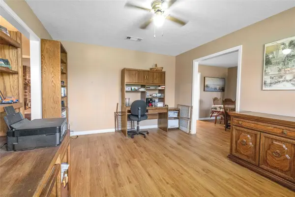 502 Melissa Ct, Port Neches, TX 77651