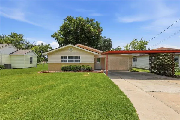 2524 AVE B, Nederland, TX 77627