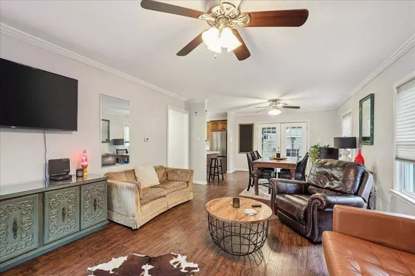 1118 West Dr, Port Neches, TX 77651