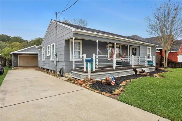 1118 West Dr, Port Neches, TX 77651