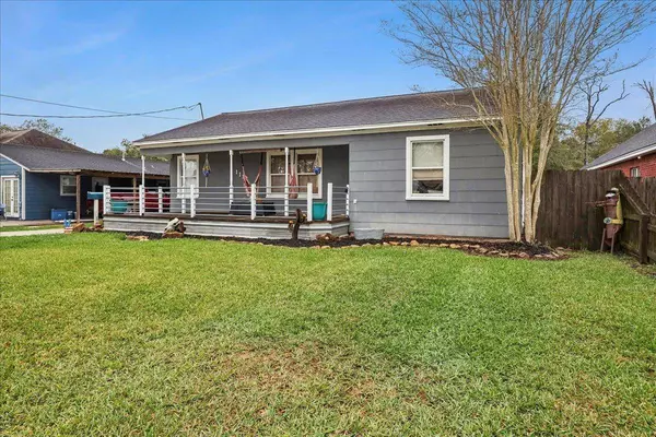 1118 West Dr, Port Neches, TX 77651