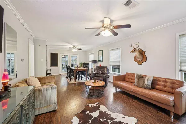 1118 West Dr, Port Neches, TX 77651