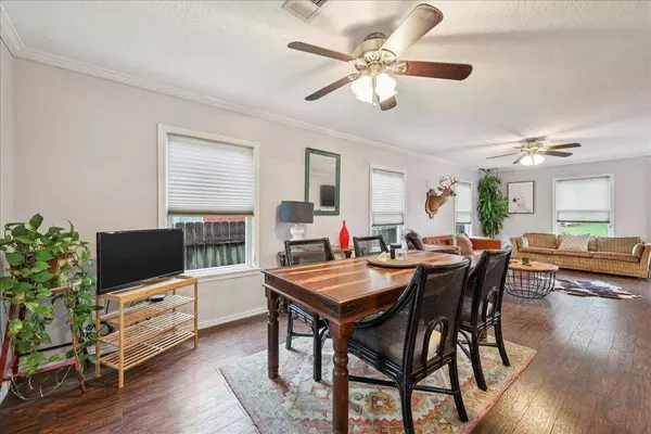 1118 West Dr, Port Neches, TX 77651