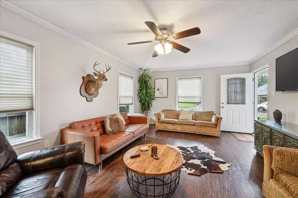 1118 West Dr, Port Neches, TX 77651