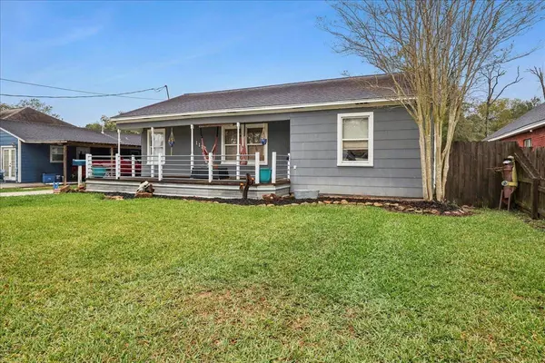 1118 West DR, Port Neches, TX 77651