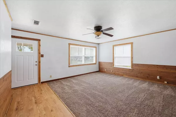 2003 Gary AVE, Nederland, TX 77627