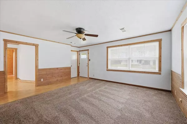 2003 Gary AVE, Nederland, TX 77627