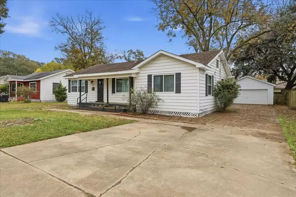 2003 Gary AVE, Nederland, TX 77627